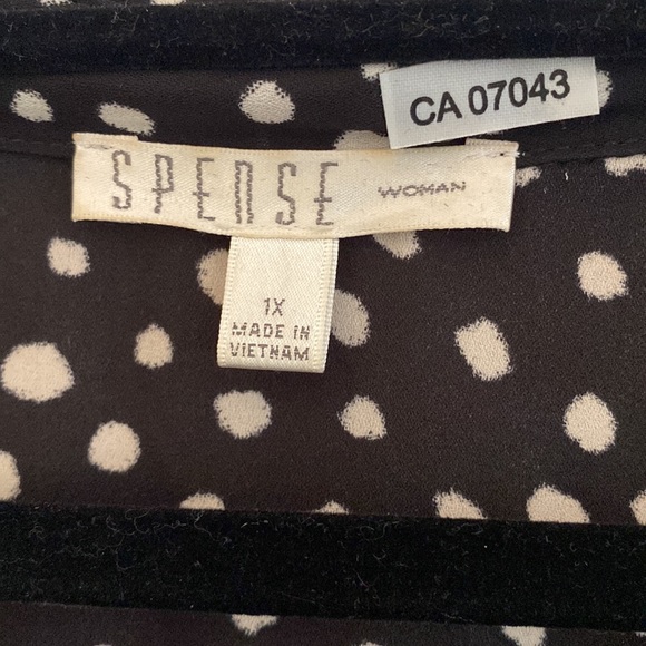 Plus size Polka dot Blouse - Picture 4 of 7